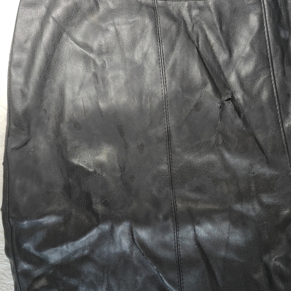 Bailey 44 Medium Black Faux Leather Metallic Crop Flare Hem Lupine Capri Pants - Picture 12 of 14